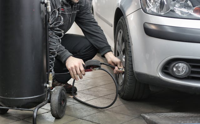 car pressure tyre checking